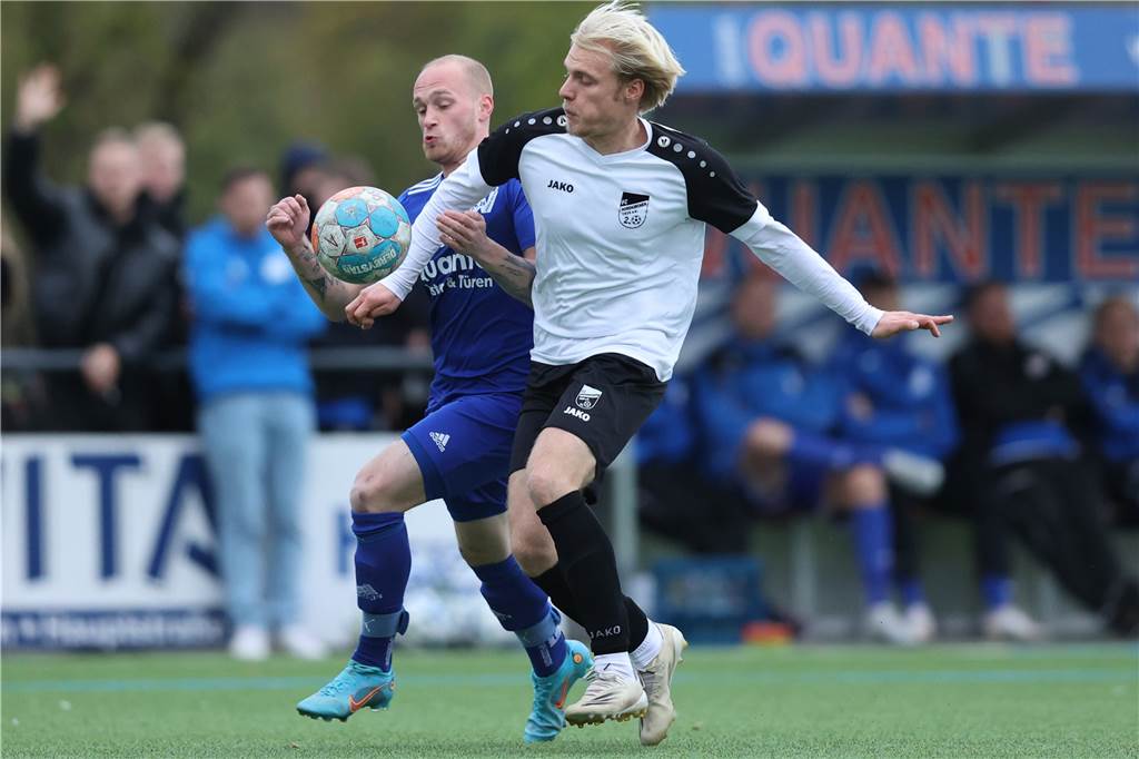 Trio hat FC Nordkirchen verlassen, Duo ist gekommen: Ist der Kader nun besser oder schlechter? Nico Sonnen (r.) hat im Winter den FC Nordkirchen verlassen und sich Westfalia Wethmar angeschlossen.