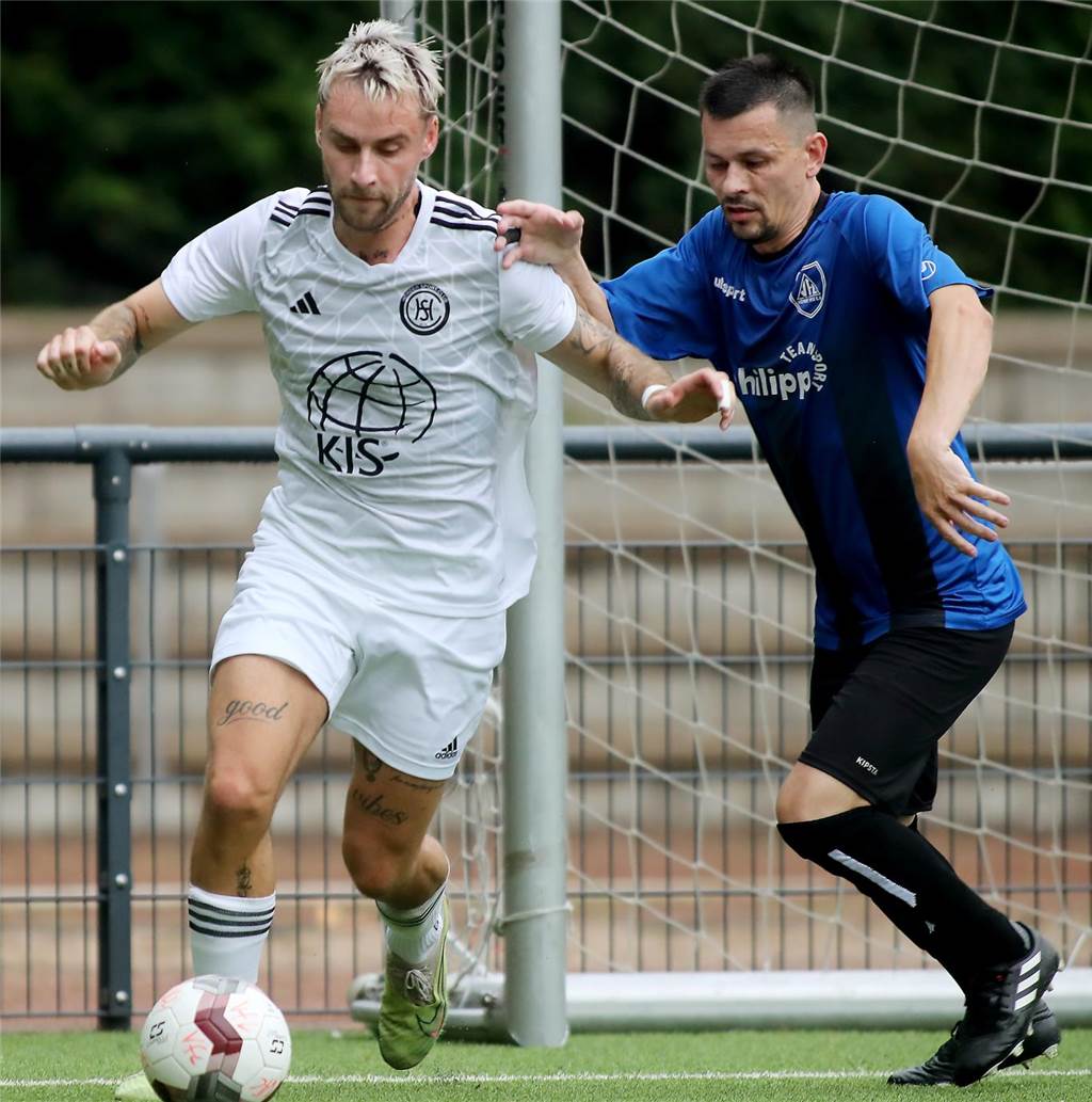 SV Preußen legt Einspruch gegen Kreispokal-Niederlage ein Nico Voigt im Zweikampf.