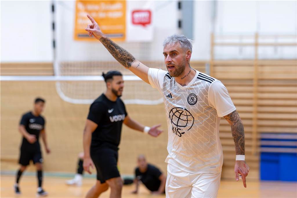 Sölderholz-Neuzugänge überzeugen sofort: Enge Spiele in der Halle Kreuzstraße Nico Voight (vorne) und der Hörder SC sind weiter, Quahib El-Gaouzi (hinten) und der SC Dortmund 97/08 sind raus.