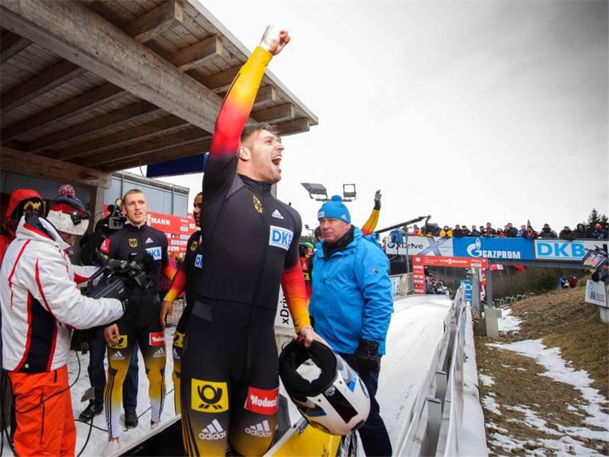 Walther siegt im Viererbob - Arndt stürzt schwer Nico Walther jubelt über seinen Premierensieg im Weltcup. Foto: Thomas Eisenhuth
