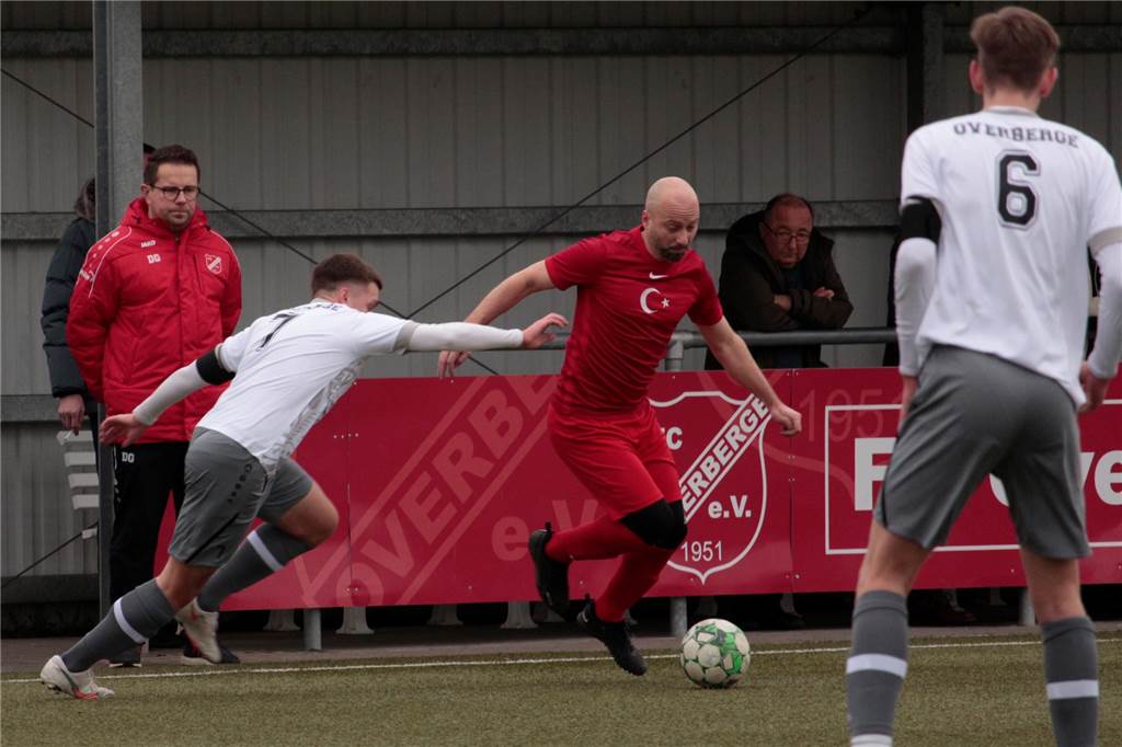 Nico Zebrowski versucht TSC Kamens Spielertrainer Dogan Okumak zu stoppen.
