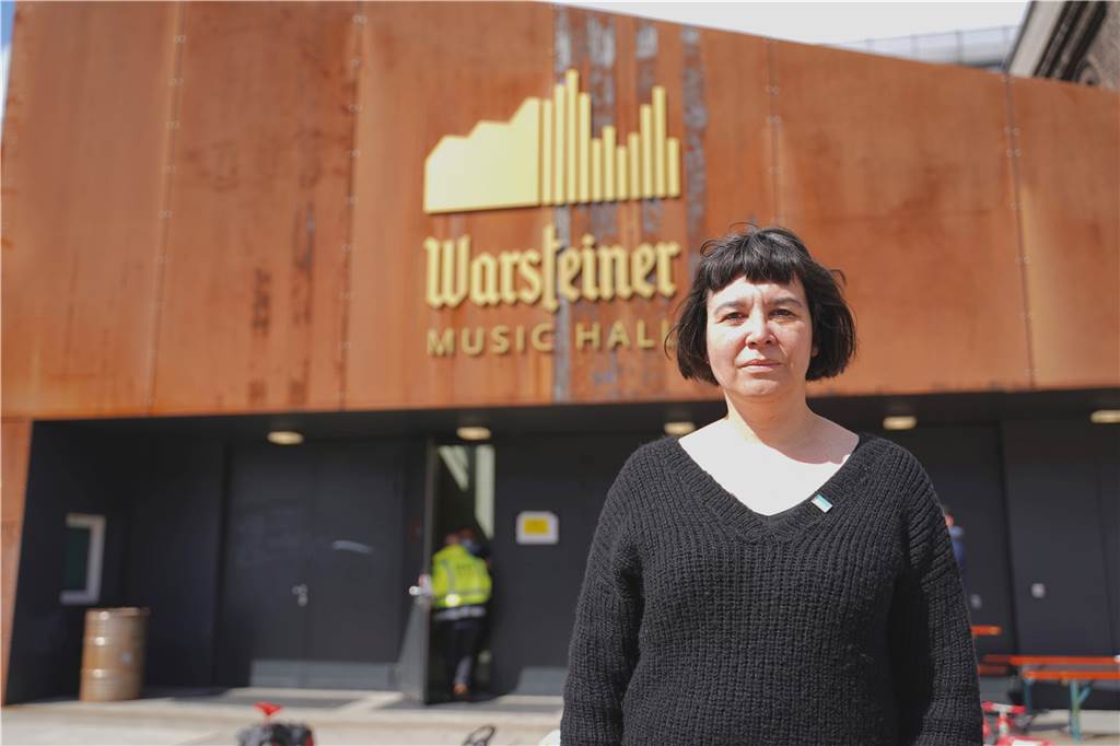 Kritik an Dortmunder Notunterkunft: „Wie ein Schlag in die Magengrube“ Nicola Skoberne engagiert sich ehrenamtlich in der Warsteiner Music Hall.