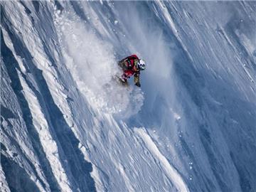 Nicola Thost stürzt sich den Hang hinunter. Foto: David Carlier