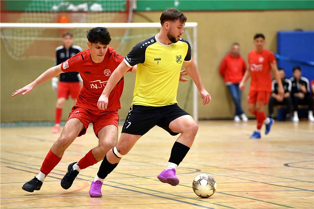 Dramatik pur bei der Endrunde: Dorstens Hallenstadtmeisterschaft 2025 Nicolai Pakowski am Ball
