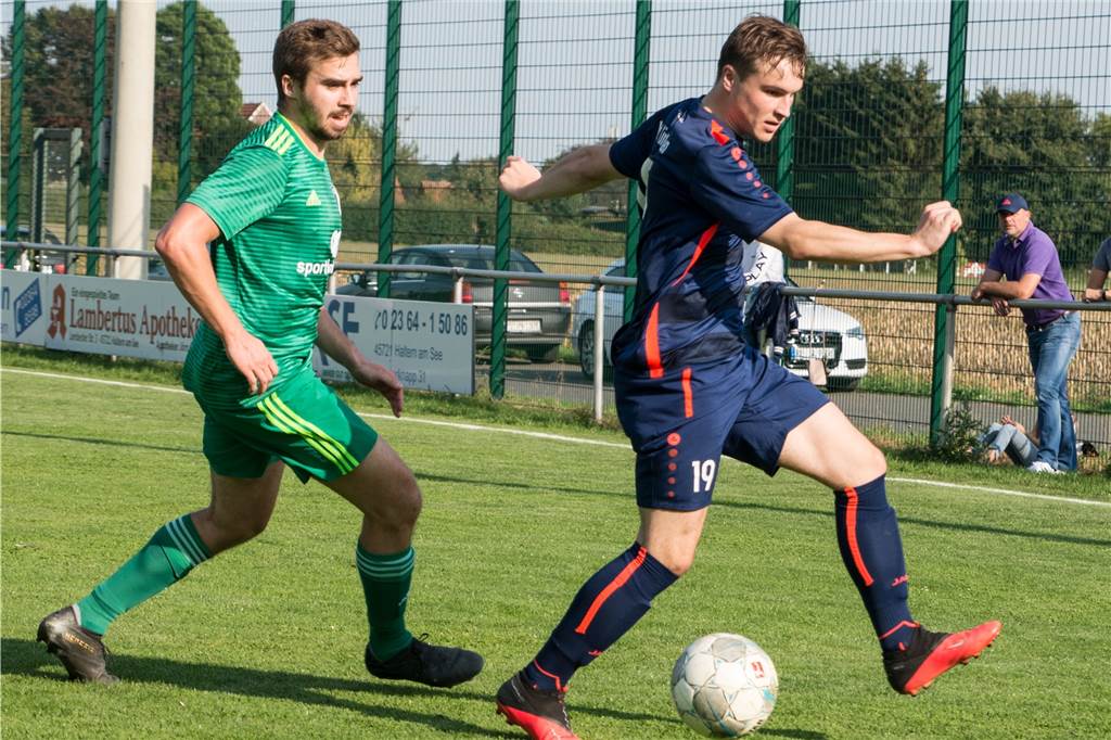 „Schade für uns, schade für ihn“: Torjäger musste LSV verlassen und geht in die Landesliga Nicolas Grewe (l.) hat den SV Lippramsdorf nach einem halben Jahr wieder verlassen.