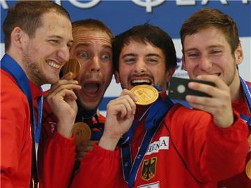 Nicolas Limbach, Benedikt Wagner, Matyas Szabo und Max Hartung (v.l.) halten die Siegerehrung mit dem Handy fest. Foto: Sergei Ilnitsky
