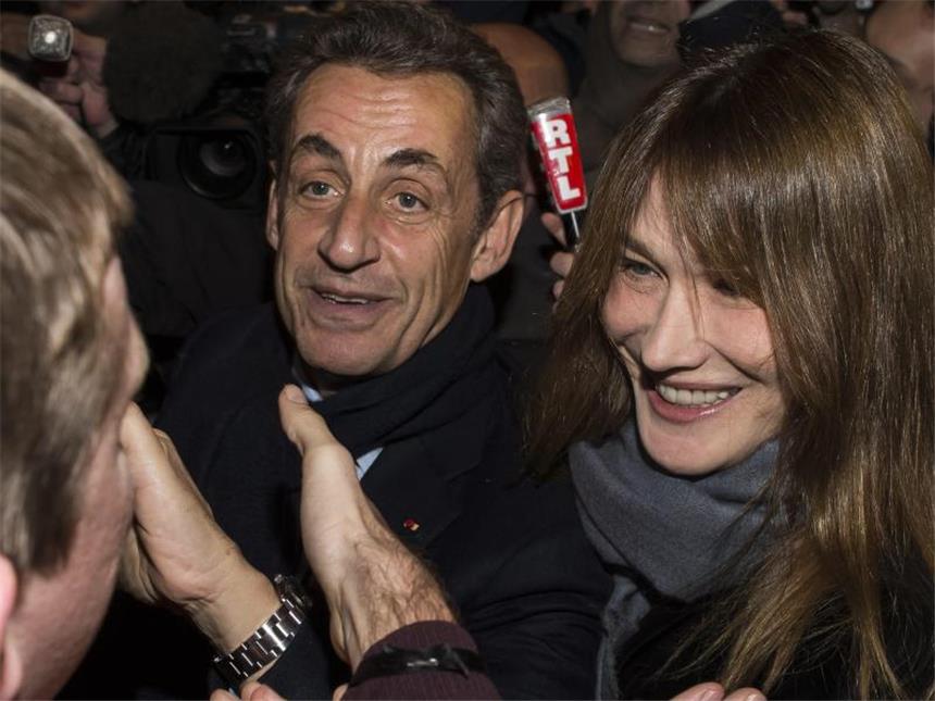 Dämpfer für Frankreichs Ex-Präsidenten Sarkozy von Parteibasis Nicolas Sarkozy und seine Frau Carla Bruni auf dem Weg zur Siegesfeier. Foto: Ian Langsdon