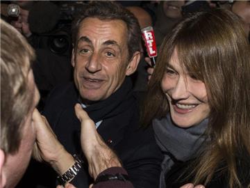 Nicolas Sarkozy und seine Frau Carla Bruni auf dem Weg zur Siegesfeier. Foto: Ian Langsdon