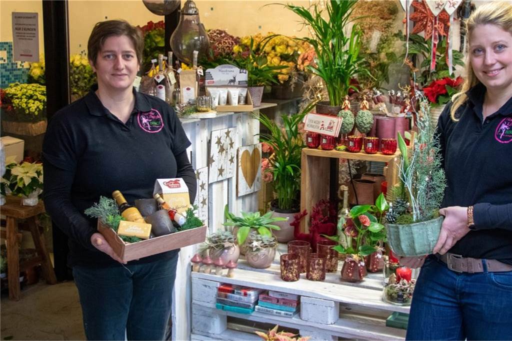 2G im Einzelhandel: Sicherheit geht für die Geschäftsleute in Heek vor Nicole Grotegerd (r.), Inhaberin von „Floraler Lifestyle Beusge“, erzählt, dass viele Kunden auch in ihrem Laden ihr Impfzertifikat vorzeigen wollen. Sie müssen es nicht, Blumen sind Waren des alltäglichen Bedarfs. Mit im Bild ist Mitarbeiterin Silvia Dinkelborg.