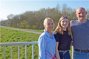 Nicole, Lynn und Thomas Iwanowsky (auf dem Bild fehlt Sohn Leon) fühlen sich in Hervest wohl.