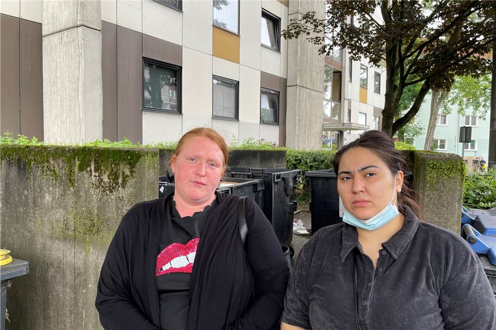 „Ratten so groß wie Katzen“ – Scharfe Kritik an Wohnungsunternehmen Nicole Ramzi (r.) und Muradiye Üzgün sind sauer auf Belvona.