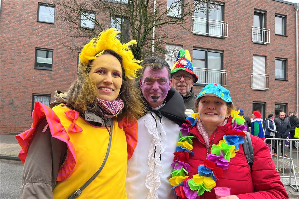 Vier verkleidete Zuschauer