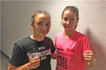 Nicole Schäfer (l.) gewann ihren Titelkampf gegen die Düsseldorferin Angi Matea (r.) und ist Deutsche Amateurmeisterin im K1 der Gewichtsklasse -57 kg.