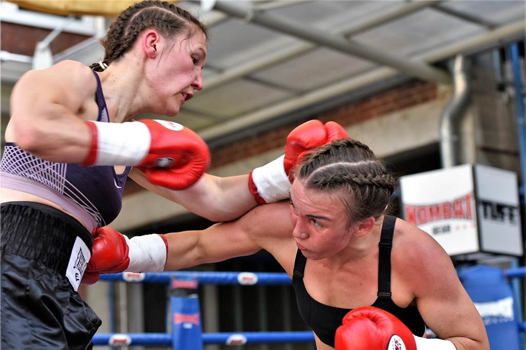 Für den WM-Fight gerüstet - Alex Schürhoff überzeugt bei der heißen Dorstener Open-Air-Gala Nicole Schäfer (r.) zeigte gegen die deutlich erfahrenere Leonie Giebel aus Lemgo (l.) eine Klasseleistung.
