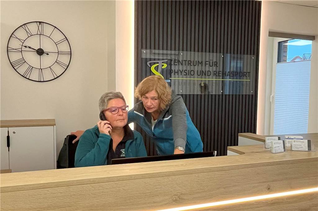 Physiotherapie-Praxis ist in Neubau umgezogen Nicole Schneider und sAbine Farwick an der Anmeldung der Physio-Praxis