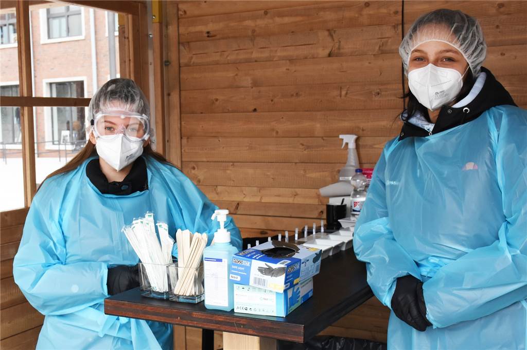 Mit Video: Mehr als 9000 Menschen haben sich in Ahaus testen lassen Nicole Schweizer (l.) und Franziska Zoschke haben Osterferien und nutzen die freie Zeit, um an einer Teststelle in der Ahauser Innenstadt zu helfen.