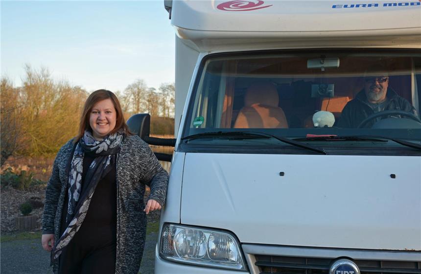 Nicole Suchanek leitet den Wohnmobilstellplatz Nicole Suchanek hat die Leitung des Wohnmobilstellplatzes übernommen und nimmt schon Kontakt zu den Gästen auf. Im Sommer möchte sie vielleicht selbst ihren ersten Wohnmobil-Urlaub machen.