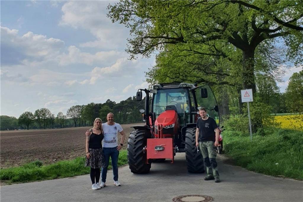 EPS-Plage: Nachbarn nehmen Bekämpfung selbst in die Hand Nicole und Dominic Beßler haben bei ihren Nachbarn für die Aktion gegen den Eichenprozessionsspinner geworben und Jens Rexforth (r.) damit beauftragt.