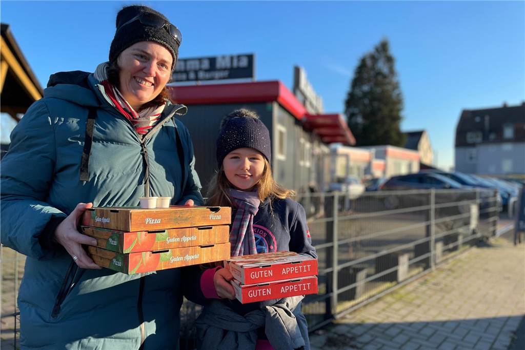Erdbeben: Serdal Kiraz und Sinan Özefe starten spontane Hilfsaktionen Nicole und Johanna aus Rauxel haben Pizza und Pizzabrötchen gekauft. Statt 30 Euro zahlten sie fast das Doppelte, um den Erdbebenopfern zu helfen.