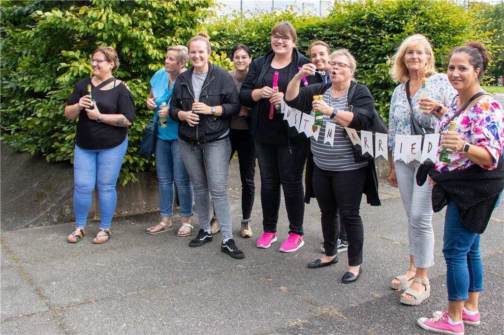 Süßer Heiratsantrag nach 27 Jahren: Nicole Fischer und Stefan Herrmann Nicoles Arbeitskolleginnen warteten vor dem Standesamt und bereiten dem Paar eine gelungene Überraschung.