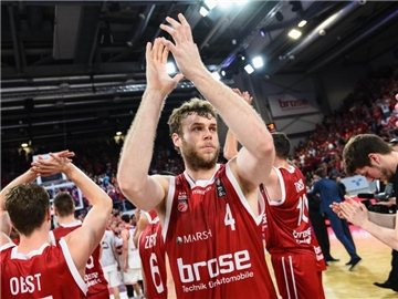 Nicolo Melli (m.) war mit 21 Punkten bester Schütze bei Bamberg. Foto: Nicolas Armer