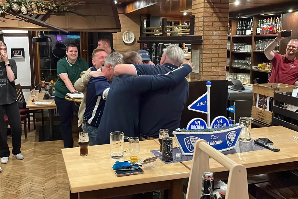 Fußball-Wunder von Düsseldorf: Unfassbarer Abend für VfL-Fans im Brauhaus „Nie mehr 2. Liga“ singen die fünf Bochum-Fans und tanzen im Kreis. Ihr Club bleibt nach dem Wunder von Düsseldorf erstklassig.