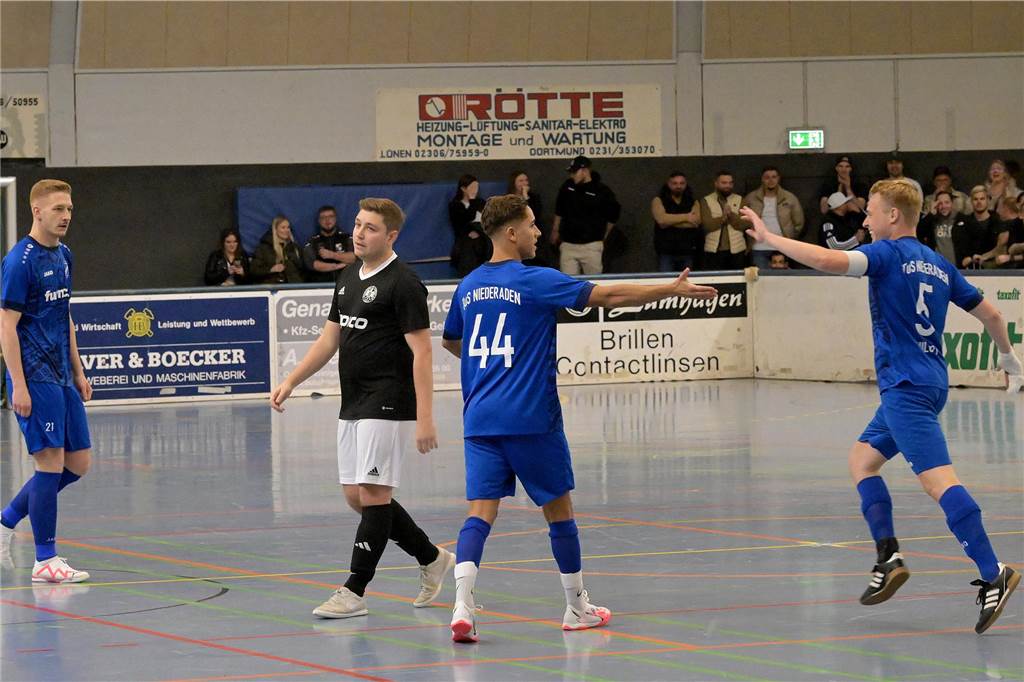 Daniel Diesner und der SV Preußen enttäuschen Niederaden jubelt, Preußens Thies Adam (2.v.l.) ist bedient: Gegen den TuS hatte sich der SVP deutlich mehr ausgerechnet.