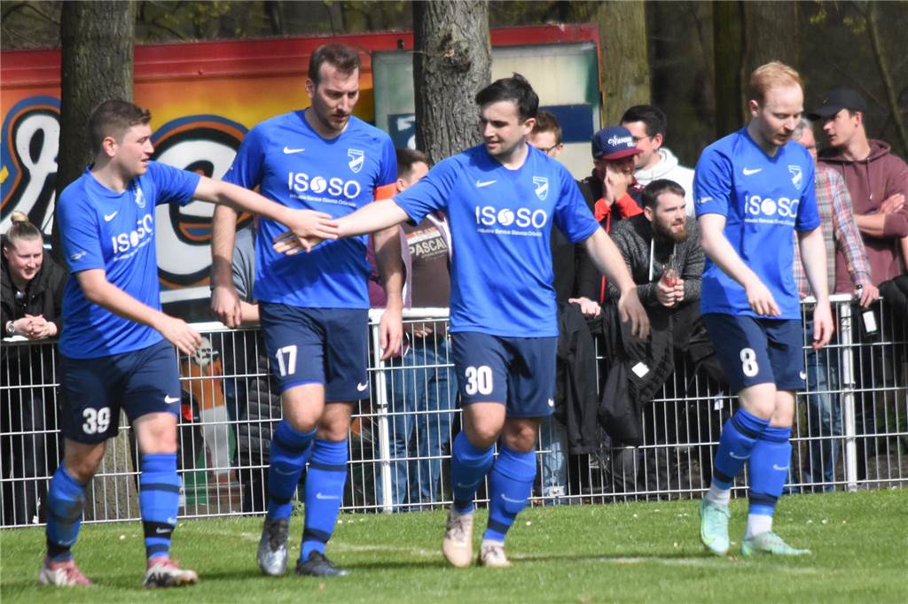 Verletzung überschattet Kellerduell in Billmerich: Partie nach RTW-Einsatz 45 Minuten unterbrochen Niederaden jubelte mit Thies Adam, Dominik Hans, Tobias Müller und Fabian Kowalski über das 2:1.