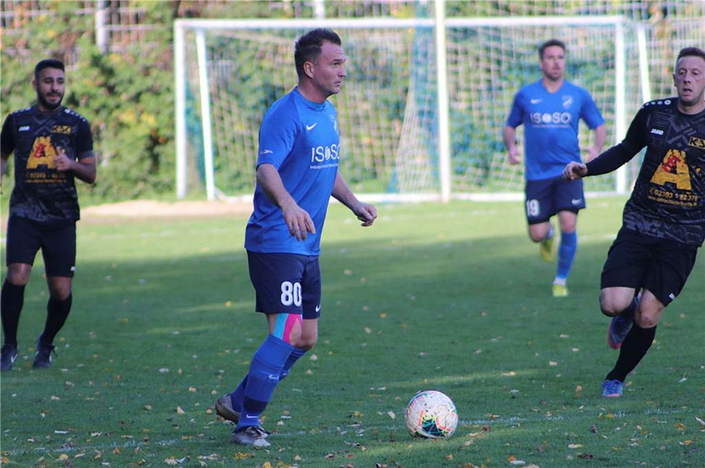 Späte Gegentore: Niederadens Personalprobleme zeigen Auswirkungen Amel Mesic mit dem Ball am Fuß.