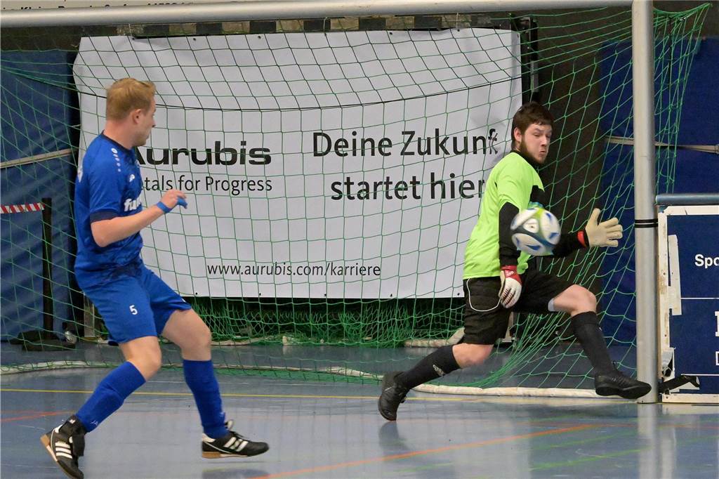 Niederaden mit sensationellem dritten Platz: TuS hat einen tragischen Helden Niederadens Keeper Andre Hübner hält einen Ball bei der Lüner Hallenstadtmeisterschaft.