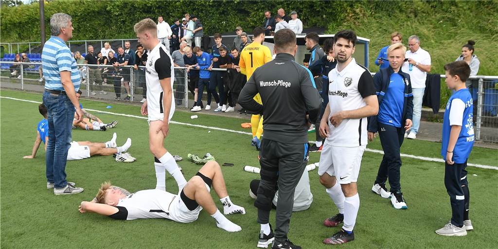 FC Frohlinde steigt ab, weil SuS Kaiserau spät trifft Niedergeschlagen waren die Landesliga-Fußballer des FC Frohlinde nach Abpfiff ihrer Partie. Sie mussten auf das Ergebnis in Kaiserau warten. Das Resultat führte am Ende zum Abstieg.