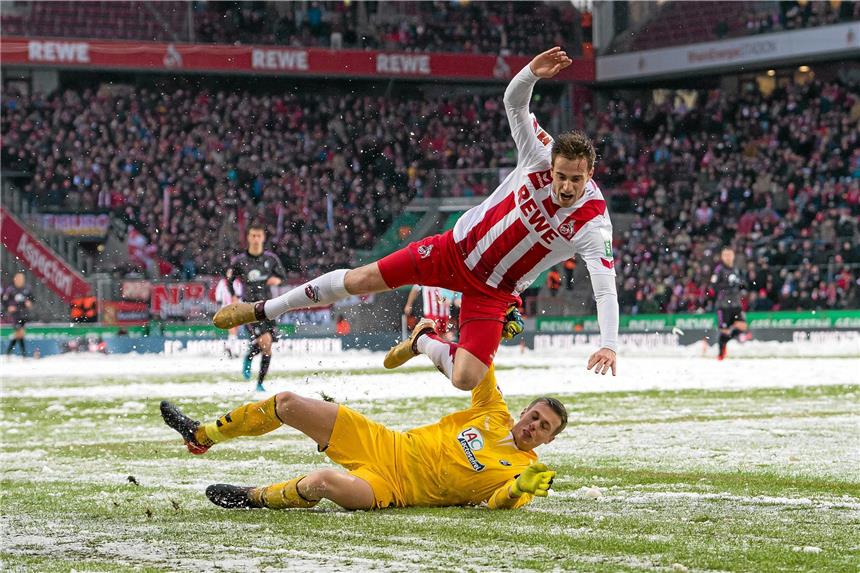 Freiburg dreht denkwürdiges Schnee-Spiel in Köln Niederlage in der Nachspielzeit: Kölns Lukas Klünter, hier im Duell mit Freiburgs Torwart Alexander Schwolow, kassierten gegen Freiburg eine extrem bittere Pleite.