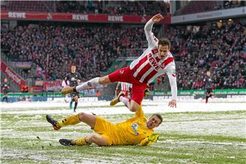 Niederlage in der Nachspielzeit: Kölns Lukas Klünter, hier im Duell mit Freiburgs Torwart Alexander Schwolow, kassierten gegen Freiburg eine extrem bittere Pleite.