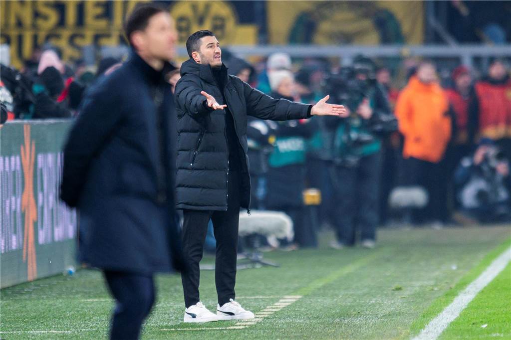 Nuri Sahin breitet die Arme aus.
