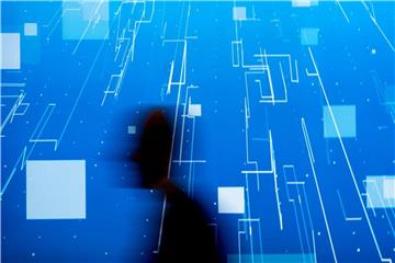Niedersachsen, Hannover: Ein Messebesucher geht vor einem Display auf der Hannover Messe 2018 vorbei. Foto: Peter Steffen