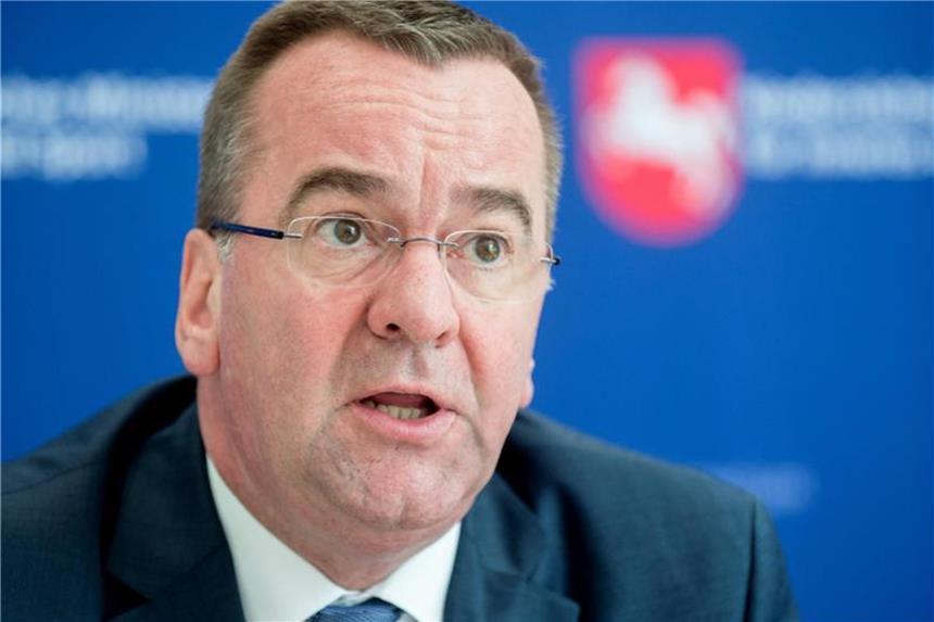 Niedersachsens Innenminister Boris Pistorius spricht sich nach FDP und AfD auch für die Errichtung eines Untersuchungsausschusses in der Bamf-Affäre aus. Foto: Hauke-Christian Dittrich