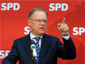 Niedersachsens Ministerpräsident Stephan Weil spricht in Hannover vor Medienvertretern. Foto: Holger Hollemann