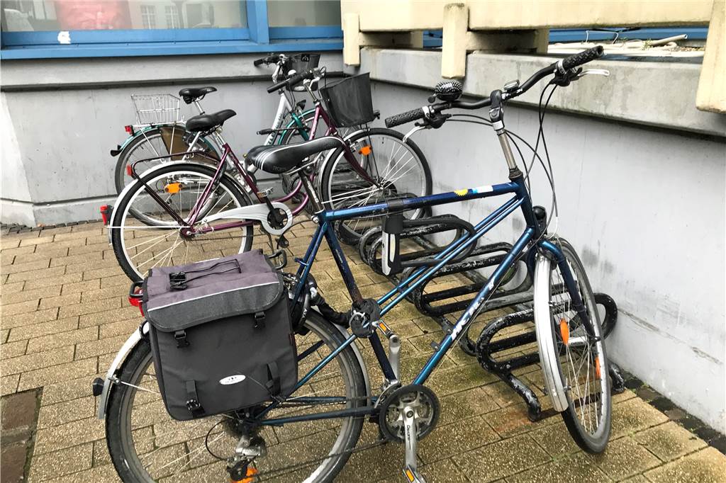 Mit Video: Dieses Problem haben Radfahrer auf dem Werner Marktplatz Niedrige Abstellbügel wie diese hier an der Sparkasse werden auch als "Speichenbieger" bezeichnet.