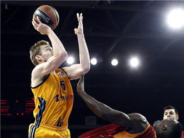 Niels Giffey (l) von ALBA Berlin kommt gegen Galatasarays Patric Young zum Wurf. Foto: Sedat Suna