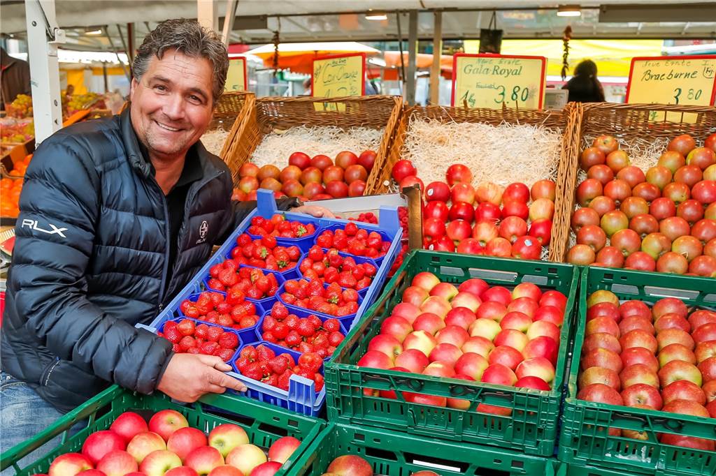 Gedränge auf dem Wochenmarkt - Jetzt soll Security für Ordnung sorgen Niels Schulte kündigt als Sprecher der Dortmunder Marktbeschicker mehrere Sofortmaßnahmen an, die das Geschehen auf dem Hansaplatz entzerren sollen.
