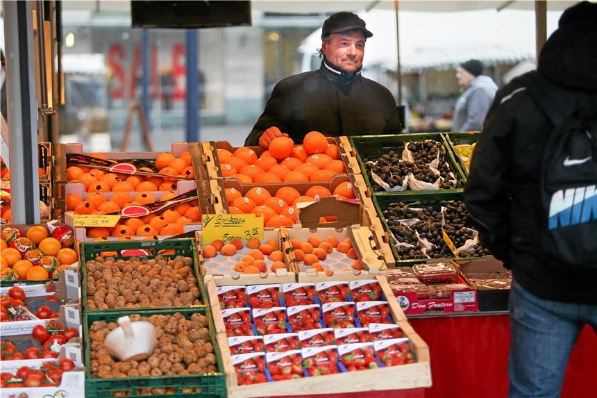 Die Marke Markt bröckelt Niels Schulte, Sprecher der Dortmunder Markthändler, an seinem Obststand auf dem Hansaplatz.