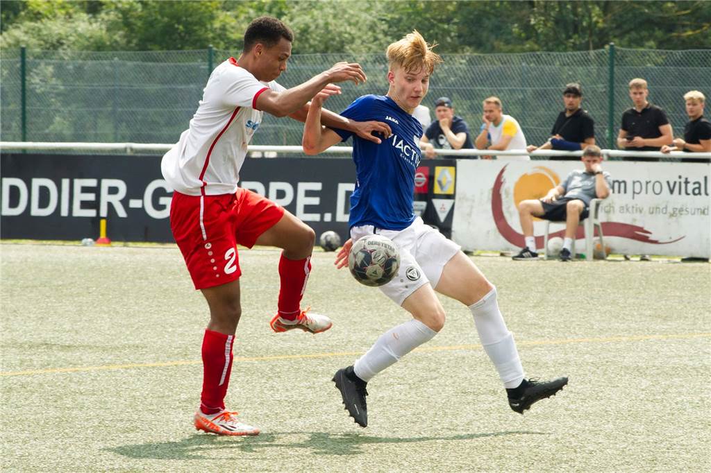 Überraschung nach drei Spielen: Sascha Burzynski tritt beim TuS Haltern als U19-Trainer zurück Niels Veverka (r.) erzielte zwei Tore beim ersten Sieg des TuS Haltern am See in der U19-Westfalenliga.