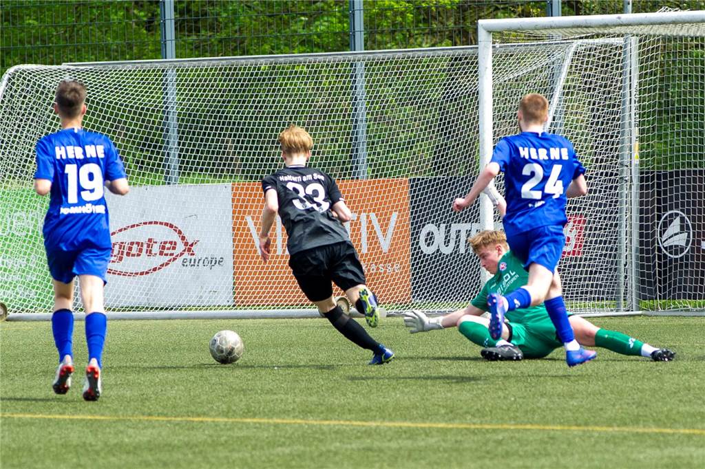 Mit einem Schützenfest in die U19-Westfalenliga Niels Veverka umkurvt Hernes Keeper.