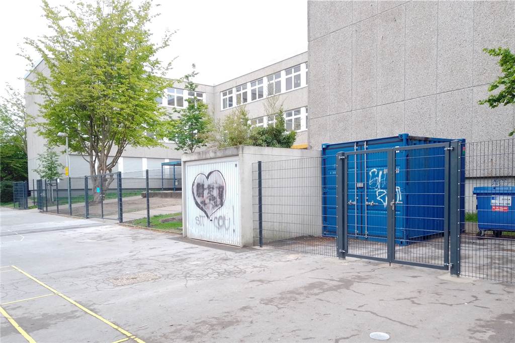 Erster Schultag nach den Herbstferien: Im Zwiebel-Outfit zum Unterricht Niemand außer Lehrern und Schüler soll das Schulgebäude der St.-Urbanus-Grundschule in Dortmund-Huckarde betreten.
