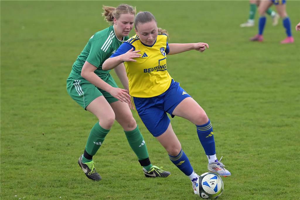 SpVgg Vreden entscheidet das Derby für sich: ASC Schöppingen verliert in Emsdetten Nike Weßels von der SpVgg Vreden mit Ball vor Laura Bömer vor Union Wessum