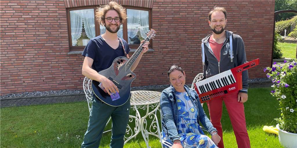 Musikschule Margarita läutet Sommerferien mit besonderer Aktion ein Drei Leute auf einer Wiese