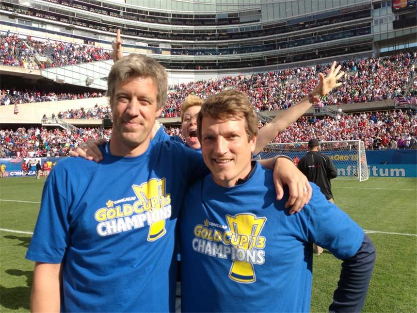 Klinsis Kneter kommt aus Castrop-Rauxel Niklas Albers (l.) ist Therapeut der US-Fußball-Nationalmannschaft und gehört damit zum Team um Nationaltrainer Jürgen Klinsmann und dessen Co-Trainer Andreas Herzog (r.).