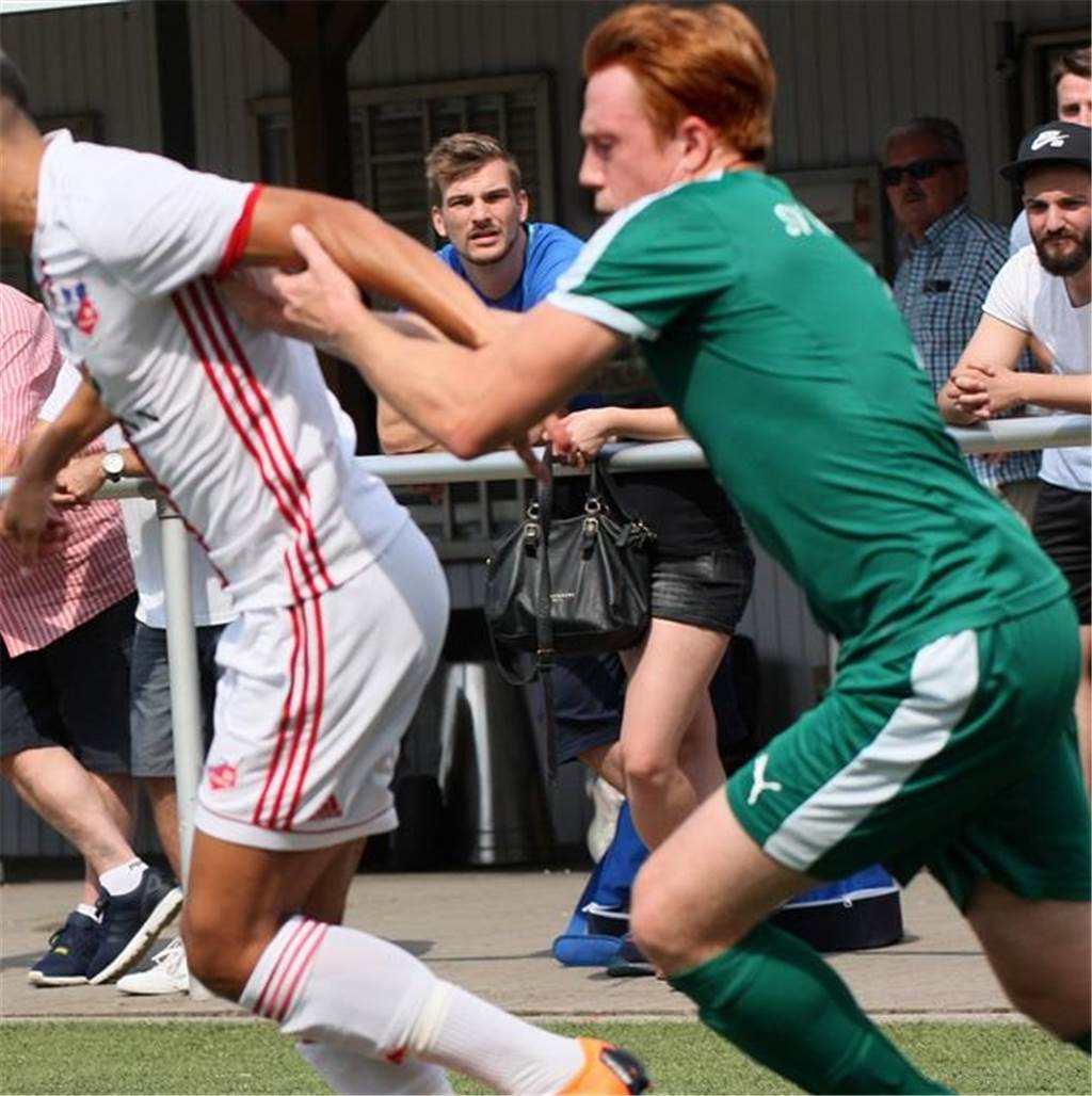 Neuzugang des PSV Bork soll „Eckpfeiler“ werden – Abschied aus Dortmund „sehr schwierig“ Niklas Barnfeld (r.) wird ab kommender Saison die Defensive des PSV Bork verstärken.