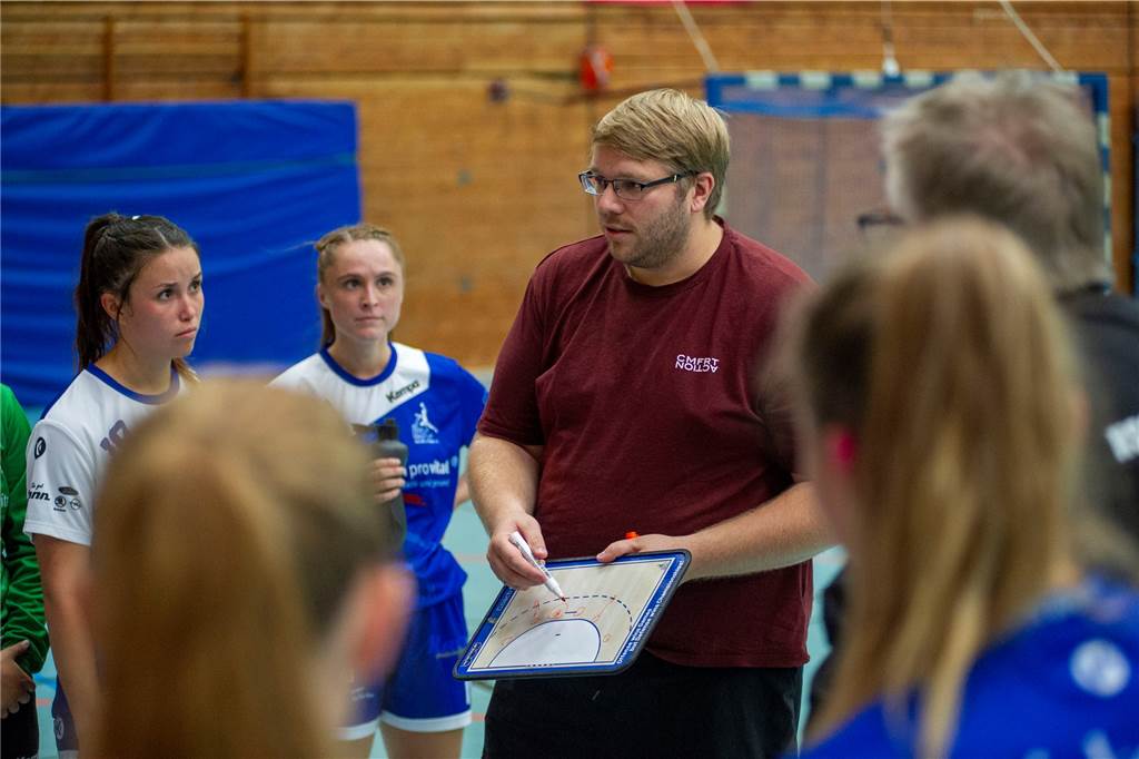 Einige Ausfälle und ein positives Fazit: HSC-Damen beenden Jahr mit Pokal-Niederlage Niklas Bell coacht gemeinsam mit seinem Vater seit August 2021 die Verbandsliga-Damen des HSC Haltern-Sythen.