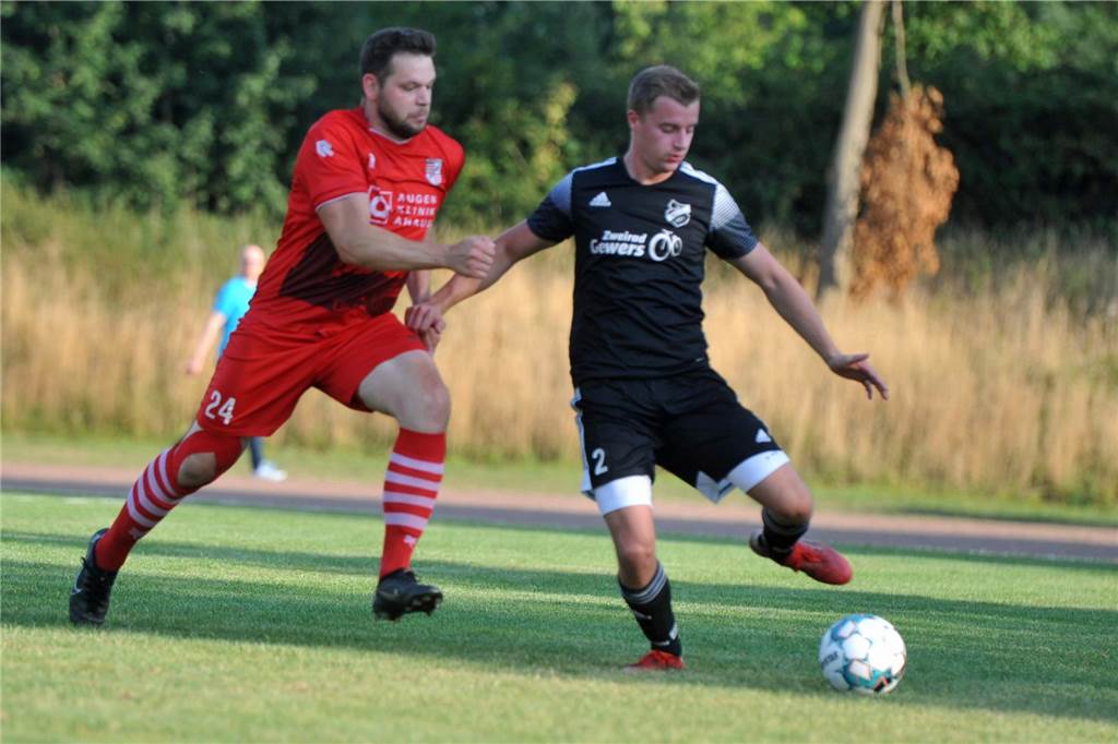 Niklas Fedder (r.) und der TuS Wüllen stehen vor wichtigen Wochen in der A-Liga.